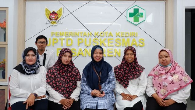 SINERGI: Tim BPJS Kesehatan Kediri bersama pegawai Puskesmas Pesantren. SINERGI: Tim BPJS Kesehatan Kediri bersama pegawai Puskesmas Pesantren.