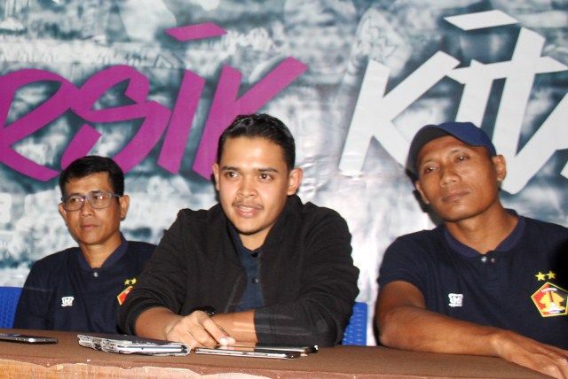 OPTIMISTIS: CEO Persik Kediri Abdul Hakim Bafaqih (tengah) bersama Joko Susilo dan Wahyudi. abdul hakim bafagih