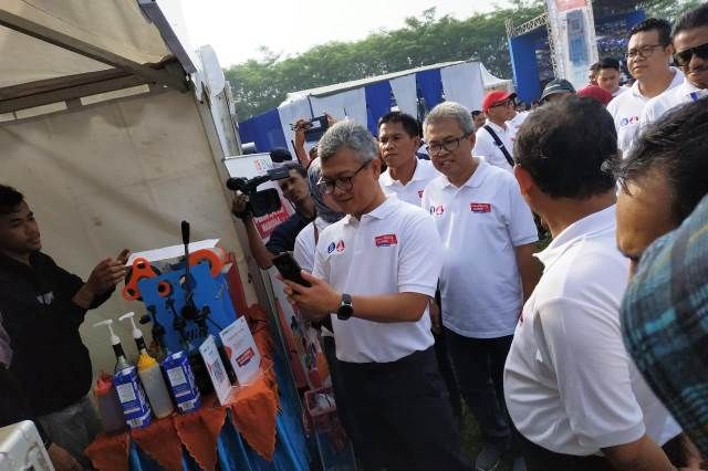 COBA TRANSAKSI: Kepala BI Kediri Sofwan Kurnia saat melakukan transaksi non tunai QRIS di stan BNI Kediri
