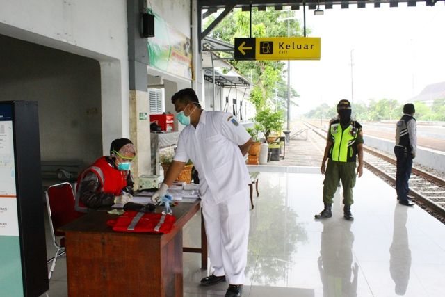 SIAP: Petugas gabungan menempati posko Pemkab Nganjuk, bersiap memeriksa penumpang yang turun dari KA. Korona