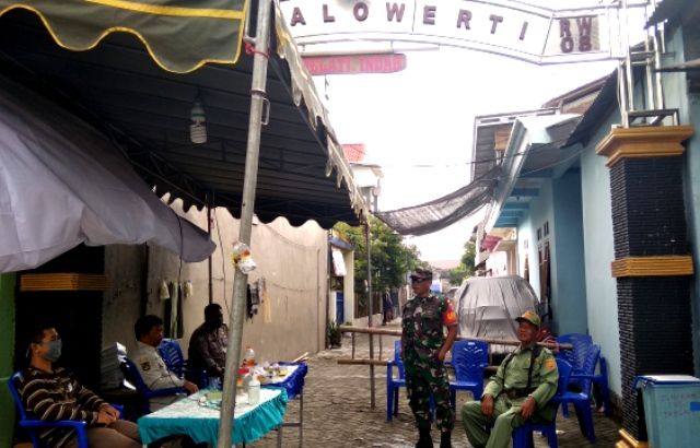 BERJAGA: Petugas di Balowerti, Kota Kediri. korona balowerti
