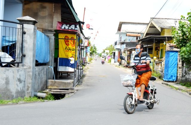 SEPI: Warga melintas di Jalan Flamboyan Pare. jalan flamboyan pare