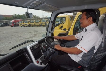 ELEGAN: Kabin Mitsubishi Fuso Canter yang lebih lapang karena tuas persneling menyatu dengan dashboard. ELEGAN: Kabin Mitsubishi Fuso Canter yang lebih lapang karena tuas persneling menyatu dengan dashboard.