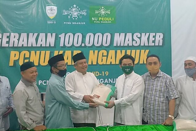 MERATA: Suud Fuadi (3 dari kanan) menyerahkan zakat beras dari keluarga besar H. Imam Mukhayat Syah kepada PCNU Nganjuk. TAM