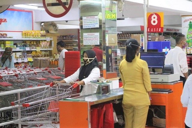 PAKAI MASKER: Aktivitas karyawan dan pengunjung di Golden Swalayan. golden swalayan