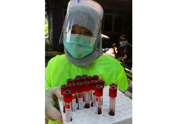 RAPID TEST: S. Kundariana menunjukkan sampel darah dalam rapid test. RT
