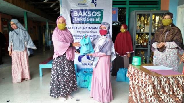 PEDULI SOSIAL - Yayasan Bina Insani Kediri membagikan paket sembako kepada masyarakat dalam rangkaian kegiatan milad ke-23 PEDULI SOSIAL - Yayasan Bina Insani Kediri membagikan paket sembako kepada masyarakat dalam rangkaian kegiatan milad ke-23