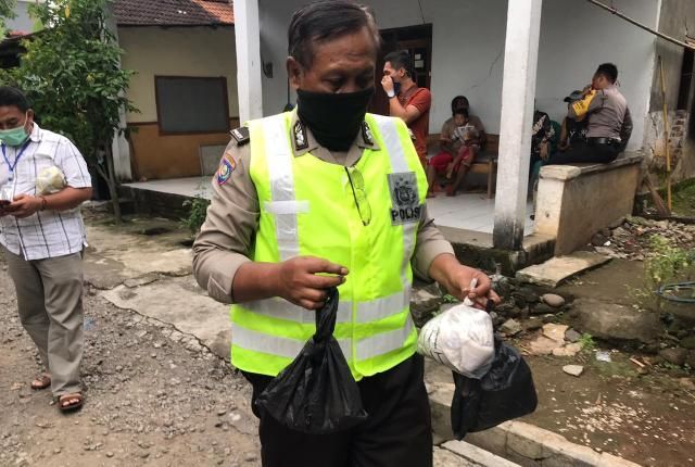 BARANG BUKTI: Polisi mengamankan baju Rizky Ahmad Dani dan baju Agustin yang didapat dari rumah di Kelurahan Werungotok, Kota Nganjuk kemarin. BB