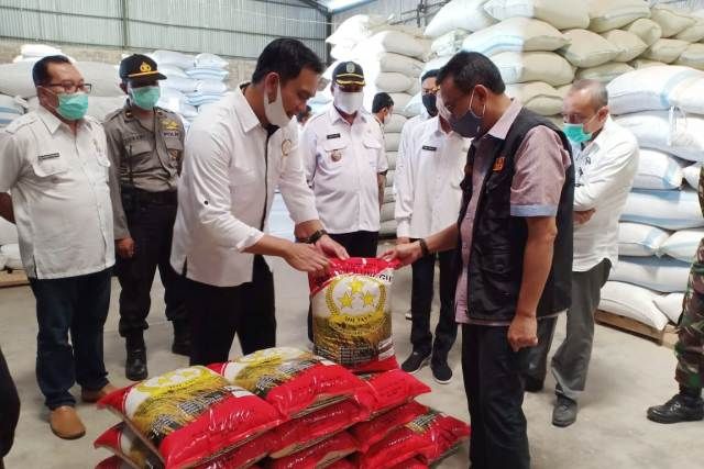 MUTU TERJAMIN: Direktur CV Adi Jaya Moch. Mariadi Nur Alami menunjukkan produk bibit padi yang diproduksi perusahaannya kepada Kepala Dinas Pertanian dan Ketahanan Pangan Jatim Hadi Sulistyo (kanan) d IK