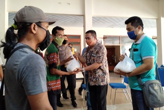 SOSIAL: GM PTPN X PG Lestari Marshal G. Pattiasina menyerahkan sembako kepada perwakilan warga. PG