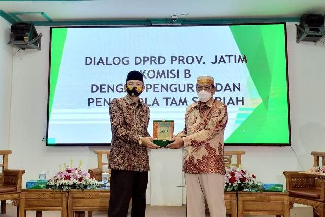 CENDERAMATA: Ketua KSPPS TAM Syariah H. Imam Mukhayat Syah (kanan) menyerahkan kenang-kenangan kepada Wakil Ketua Komisi B DPRD Jatim Amar Saifudin. TAM