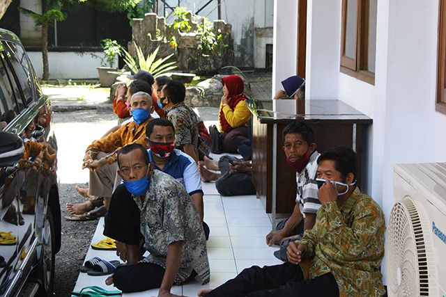 MENGADU: Sebagian warga Desa Tritik dan Desa Sambikerep, Rejoso menunggu di luar saat perwakilan mereka melakukan hearing tentang hasil appraisal tanah Semantok di DPRD Nganjuk, kemarin. MENGADU: Sebagian warga Desa Tritik dan Desa Sambikerep, Rejoso menunggu di luar saat perwakilan mereka melakukan hearing tentang hasil appraisal tanah Semantok di DPRD Nganjuk, kemarin.