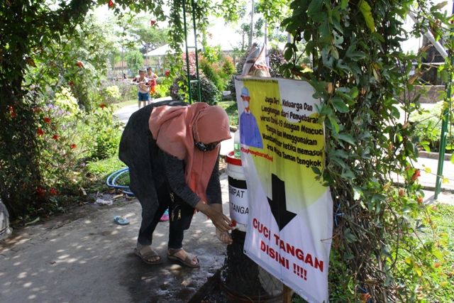 PROTOKOL KESEHATAN: Pengunjung desa wisata cuci tangan sebelum memasuki lokasi yang dikelola oleh Pemdes cengkok, Ngronggot. Cuci
