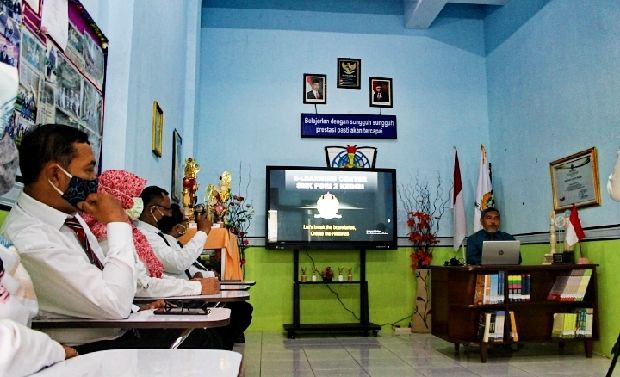 SERIUS: Para guru mengikuti launching E-Learning Center SMK Grida. Smk grida