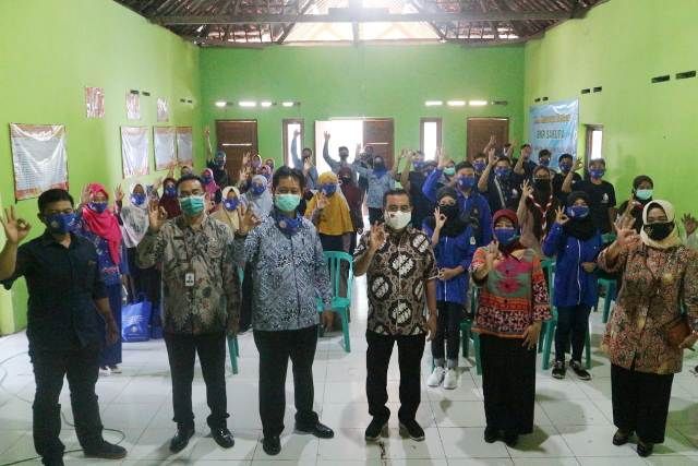 GENERASI BERENCANA: Perwakilan BKKBN Jatim Sukaryo Teguh Santoso (tiga dari kiri) setelah memberikan sosialisasi. Event