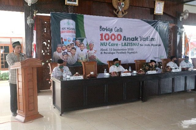 KONSISTEN: Suud Fuadi memberikan sambutan dalam acara Berbagi Ceria 1.000 Anak Yatim yang digelar LazizNU di pendapa Pemkab Nganjuk. TAM