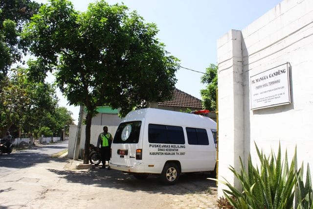 TAK BOLEH BEROPERASI: Polisi mengamankan pelaksanaan rapid test di PR Mangga Gandeng, Sabtu (12/9) lalu. Korona