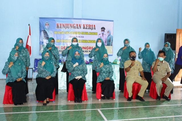 KOMPAK: Yuni Rahma Hidhayat (tiga dari kiri, depan) bersama para kader PKK dan perangkat desa dalam Gebrak Masker, kemarin. Gebrak