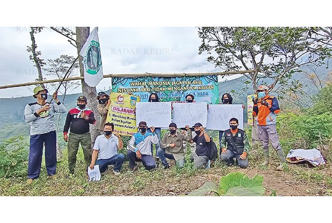 PENJAGA HUTAN: Sejumlah aktivis lingkungan mendeklarasikan pernyataan sikap sebagai bentuk keprihatinan kondisi Gunung Wilis kemarin. PENJAGA HUTAN: Sejumlah aktivis lingkungan mendeklarasikan pernyataan sikap sebagai bentuk keprihatinan kondisi Gunung Wilis kemarin.