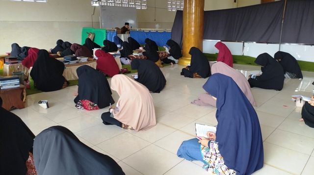 BERJARAK: Para santri Ponpes Nurul Hakim belajar dengan menerapkan physical distancing. BERJARAK: Para santri Ponpes Nurul Hakim belajar dengan menerapkan physical distancing.