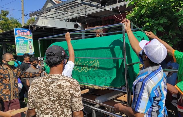 PERSIAPAN: Warga menata keranda jenazah Velga Febra Mahardika, 11, sebelum memberangkatkannya ke TPU kemarin. Keracunan