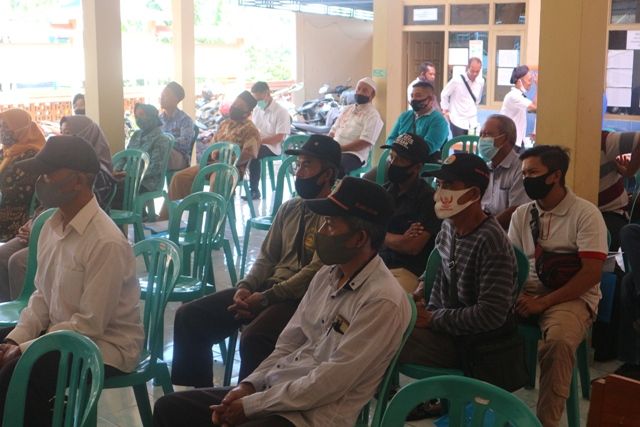 MENIMBA ILMU: Puluhan warga mengikuti acara penguatan SDM pariwisata di Balai Desa Blongko, Ngetos. Desa
