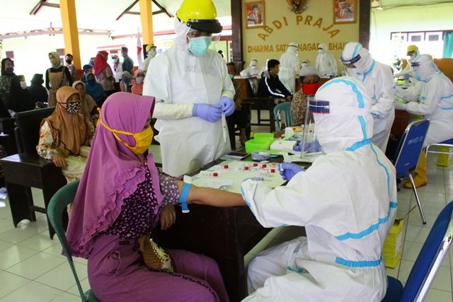 AMBIL SAMPEL: Petugas mengambil sampel darah warga dalam tes cepat di Kecamatan Pace. dinkes