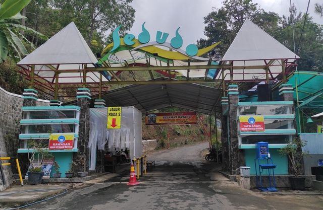 KETAT: Pintu masuk ke Air Terjun Sedudo juga dilengkapi sarana penyemprotan disinfektan. Di sini petugas juga mengukur suhu tubuh pengunjung yang akan masuk. Wisata