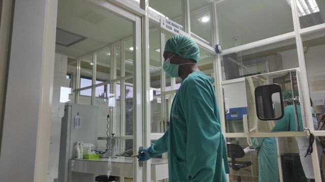 LENGKAP: Petugas laboratorium RSUD Nganjuk menunjukkan sejumlah alat yang ada di laboratorium PCR kepada tim visitasi Dinkes Provinsi Jatim dan Dinkes Nganjuk. RSUDN