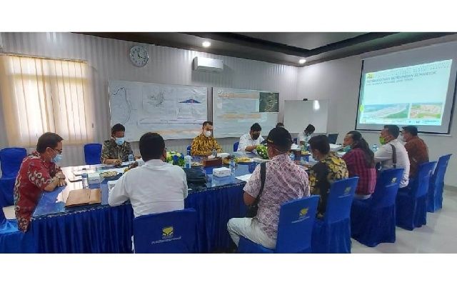 JADI PERHATIAN: Staf Khusus Wapres Bidang Infrastruktur dan Investasi Dr Sukriyansah S. Latief (batik merah)memimpin rapat bersama bappeda dan BBWS membahas progres bendungan Semantok. Semantok