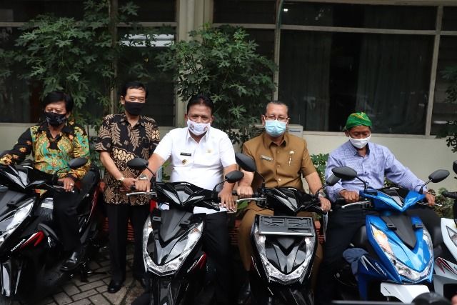 MOBILITAS CEPAT: Wabup Marhaen Djumadi (3 dari kiri) dan Sekda Mokhamad Yasin (2 dari kanan) menjajal bantuan sepeda motor untuk operasional BUMDESMA. Bum