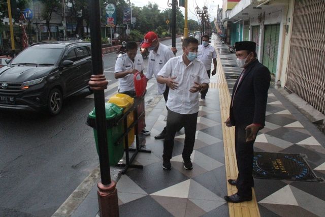 APRESIASI: Anggota Komisi III DPRD Nganjuk Suprapto (kanan) ikut mengecek kondisi pedestrian yang selama beberapa minggu terakhir jadi spot foto favorit warga Nganjuk. Pedestrian