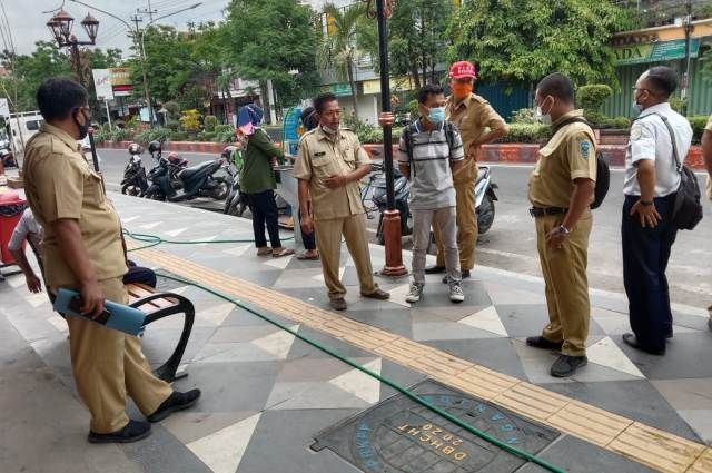 PROYEK TUNTAS: PPK Proyek Pedestrian W.P. Budiono (2 dari kiri) bersama tim melakukan pemeriksaan proyek setelah menerima penyerahan tahap I Senin (28/12) lalu. Pedestrian