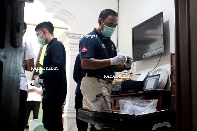 CEK: Petugas dari DVI Polda Jatim mempersiapkan peralatan sebelum proses pengambilan darah dan buccal swab. korban sriwijaya rahmania