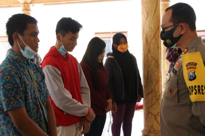 BERI WEJANGAN: Kapolres AKBP Harviadhi Agung Prathama memberi nasihat sejumlah ABH di Balai Desa Sidoharjo, Tanjunganom. ABH