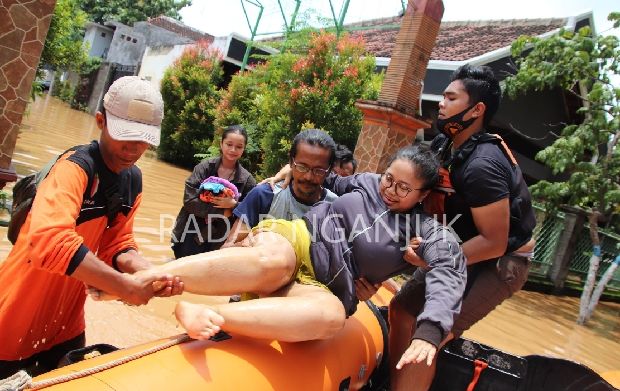 Kisah Ibu Muda yang Melahirkan saat Banjir Menerjang Nganjuk Kisah Ibu Muda yang Melahirkan saat Banjir Menerjang Nganjuk