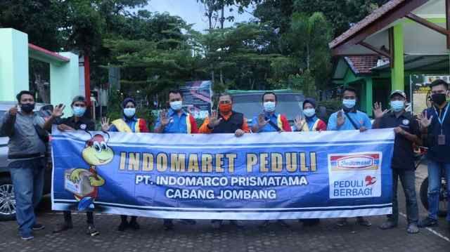 BERBAGI: Tim dan manajemen PT Indomarco Prismatama Cabang Jombang ikut tanggap bencana banjir dan tanah longsor. Mereka memberi berbagai bantuan kepada korban terdampak. Baksos