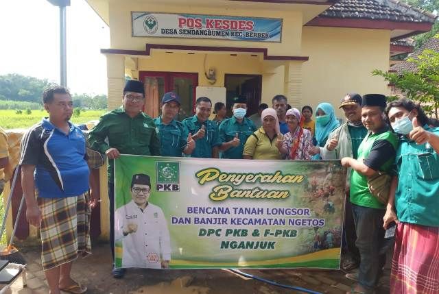 RESPON CEPAT: Secara bertahap DPC PKB Nganjuk menyalurkan bantuan korban banjir dan tanah longsor. DPC PKB Nganjuk membentuk Tim Peduli Bencana untuk koordinasi terkait pemberian bantuan. Baksos