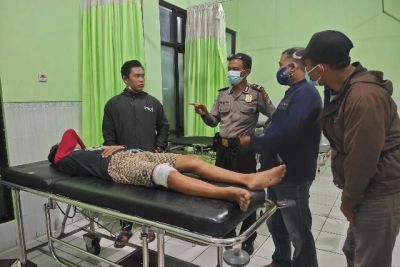 LUKA BACOK: Wendie Arik Septian yang mengalami luka bacok di paha dirawat di Puskesmas Tanjunganom (20/2). Korban