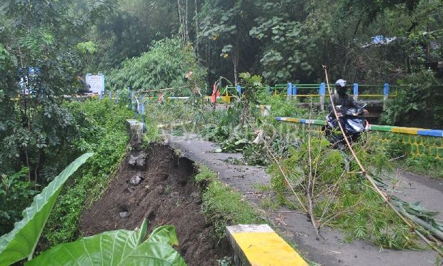 AMBROL: Plengsengan di Kepung. Plengsengan kepung