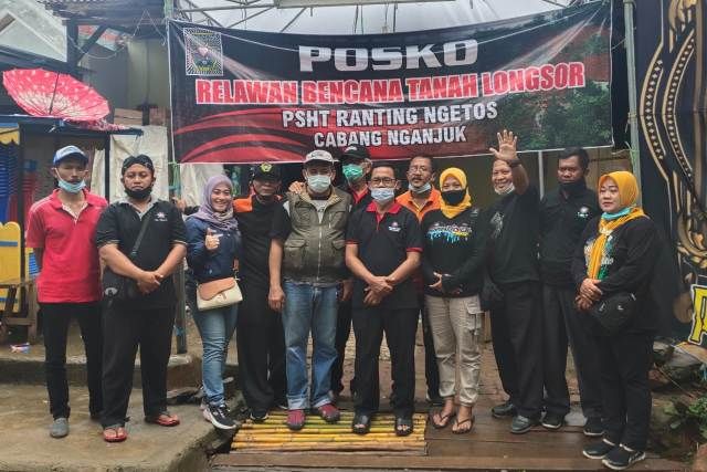 PEDULI: Pengurus PSHT cabang Nganjuk Pusat Madiun menyalurkan bantuan tanah longsor Desa/Kecamatan Ngetos. Di sana, PSHT cabang Nganjuk Pusat Madiun juga membuka posko penyaluran bantuan bagi korban. PSHT