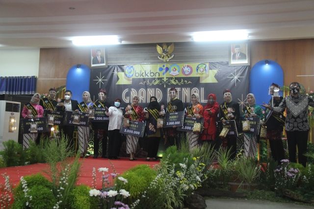 DUTA GENRE: Bunda GenRe Yuni Rahma Hidhayat (8 dari kiri), Kadis PPKB Widyasti Sidhartini (6 dari kiri), Bima Aminul (3 dari kiri) Anik Rahayu (5 dari kanan), dan Kartiko Sardjono (kanan) bersama par Genre