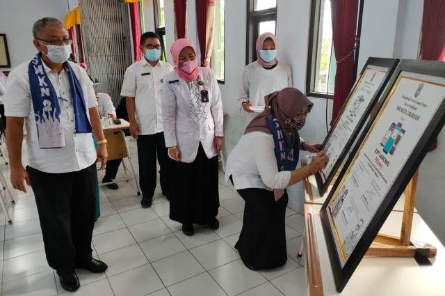 LAUNCHING: Kabid GTK Suhartatik menandatangani soft launching aplikasi PEGaway dan E-Ttitude karya guru dan pegawai SMKN 2 Nganjuk. SMK