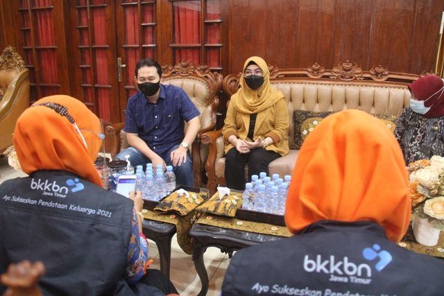 PROAKTIF: Mas Novi dan Mbak Yuni memjawab pertanyaan dari kader pendata. Pendataan terhadap pasutri nomor satu di Kabupaten Nganjuk itu sekaligus menjadi launching Pendataan Keluarga. PPKB