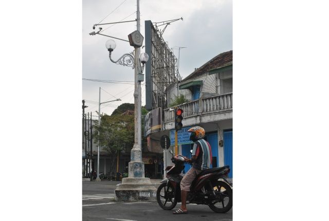 MANUAL: Pengendara berhenti di perempatan Jl Ahmad Yani, Kota Nganjuk. Polisi belum menerapkan tilang elektronik hingga minggu kedua April ini. ETLE