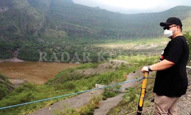 Bupati Hanindhito Himawan Pramana saat memantau langsung puncak Kelud Sabtu (3/4). Bupati Hanindhito Himawan Pramana saat memantau langsung puncak Kelud Sabtu (3/4).
