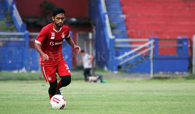 PEMAIN BARU : Agil Munawar saat berlatih di Stadion Brawijaya, Kamis (29/4). Dia kini resmi berseragam Persik Kediri. PEMAIN BARU : Agil Munawar saat berlatih di Stadion Brawijaya, Kamis (29/4). Dia kini resmi berseragam Persik Kediri.