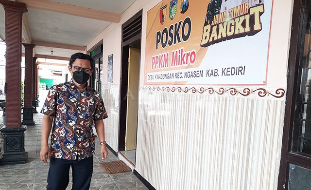 ANTISIPASI: Kades Kwadungan, Kecamatan Ngasem Abdul Khamid menunjukkan posko PPKM Mikro yang disiapkan untuk memantau warga yang nekat mudik dan pekerja migran Indonesia (PMI) kemarin. ANTISIPASI: Kades Kwadungan, Kecamatan Ngasem Abdul Khamid menunjukkan posko PPKM Mikro yang disiapkan untuk memantau warga yang nekat mudik dan pekerja migran Indonesia (PMI) kemarin.