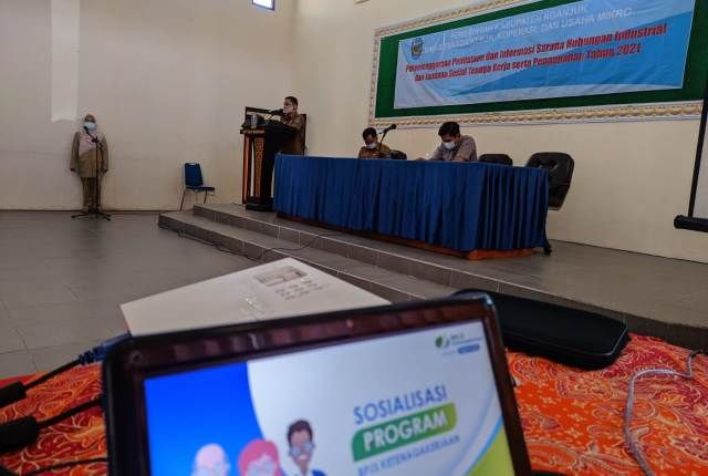 INTERAKTIF: Kabid Hubungan Industrial dan Perlindungan Tenaga Kerja Disnakerkop UM Nganjuk Suwanto saat memberikan materi ketenagakerjaan. Disnaker