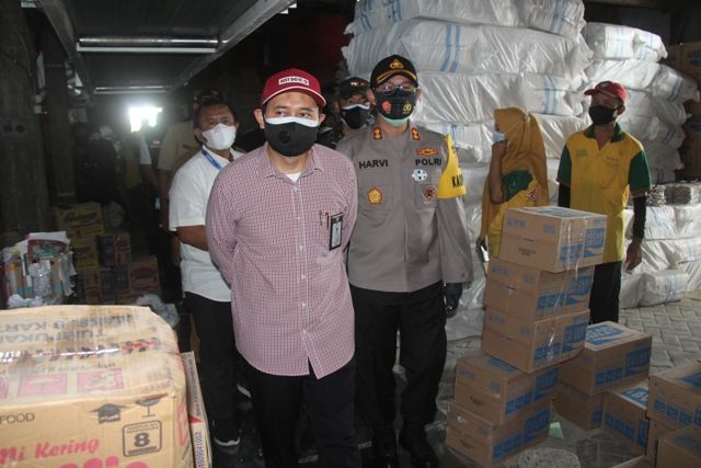 STOK AMAN: Mas Novi (topi merah), AKBP Harvi (2 dari kiri) dan rombongan saat mengecek gudang PT Sami Mulyo di Lingkungan Kedungdandang, Kelurahan Mangundikaran, Nganjuk. Sidak